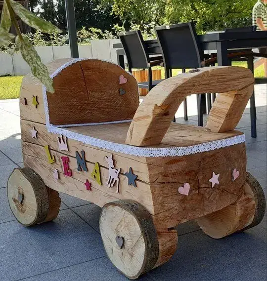 Bunt bemalter Bollerwagen aus Holz
