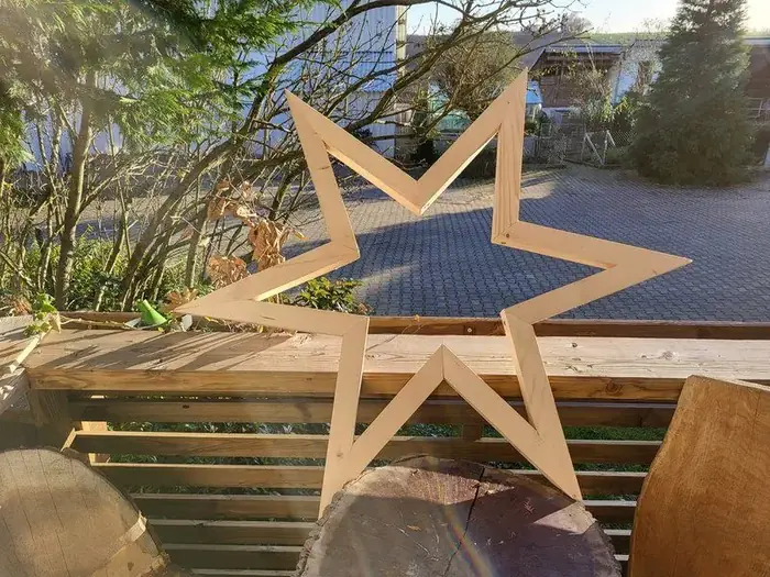Großer Stern aus Holzlatten gefertigt