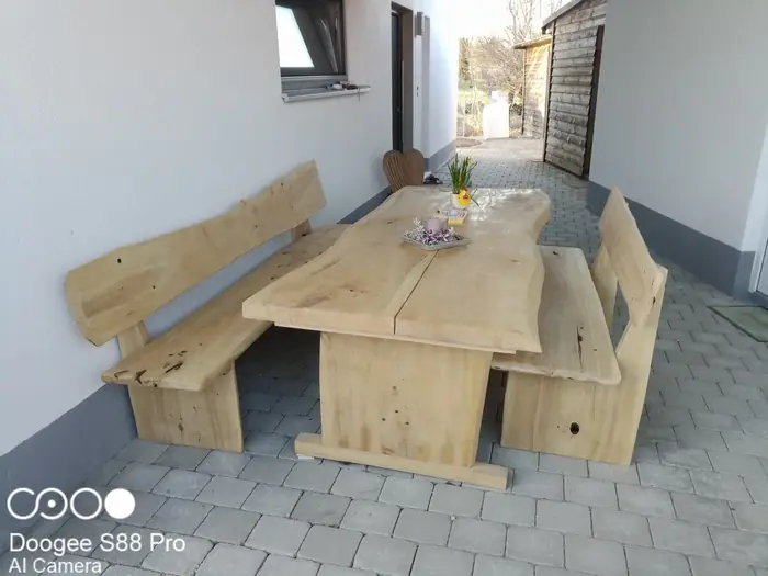 Massive Gartengarnitur aus Holz mit Bank und Tisch