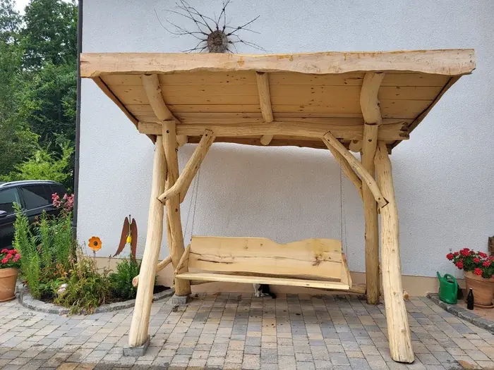 Hollywoodschaukel aus Holz mit eigenem Dach