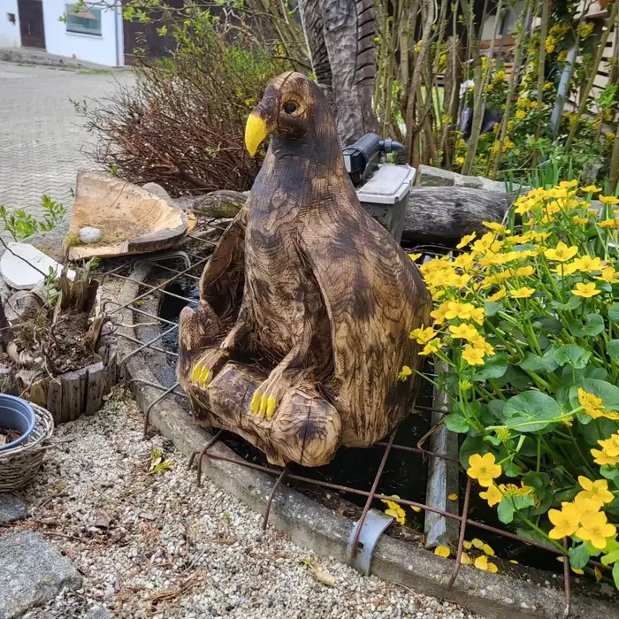 Adlerskulptur aus Holz im Garten, seitliche Ansicht