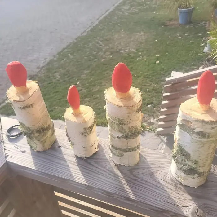 Kerzen aus Birkenstämmen als winterliche Dekoration