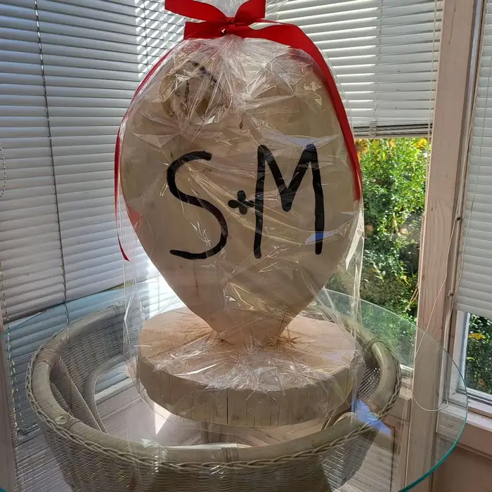 Großes Herz aus Holz mit den Initialen S und M als Hochzeitsgeschenk