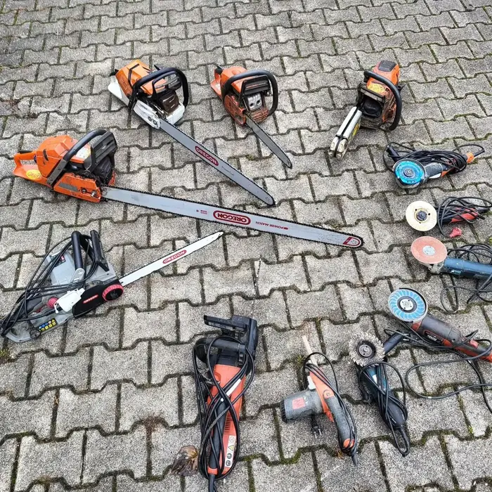 Motorsägen, Kettensägen und Zubehör auf dem Hof ausgelegt
