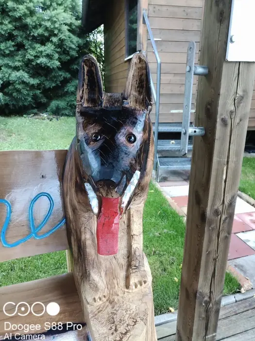 Bemalte Schäferhund-Skulptur aus Holz