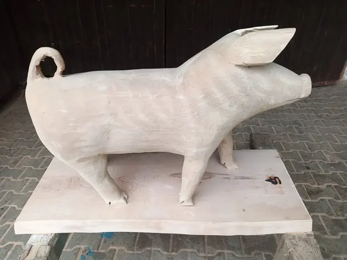 Geschnitzte Schweineskulptur aus hellem Holz