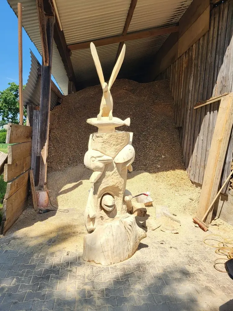 Roh geschnitzte Holzsäule mit Adler, Fischen und Schildkröte in der Werkstatt