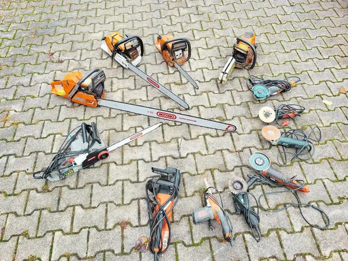 Motorsägen und Schnitzwerkzeuge der Werkstatt ausgelegt